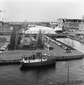 FYRSKEPP VID HAMNEN